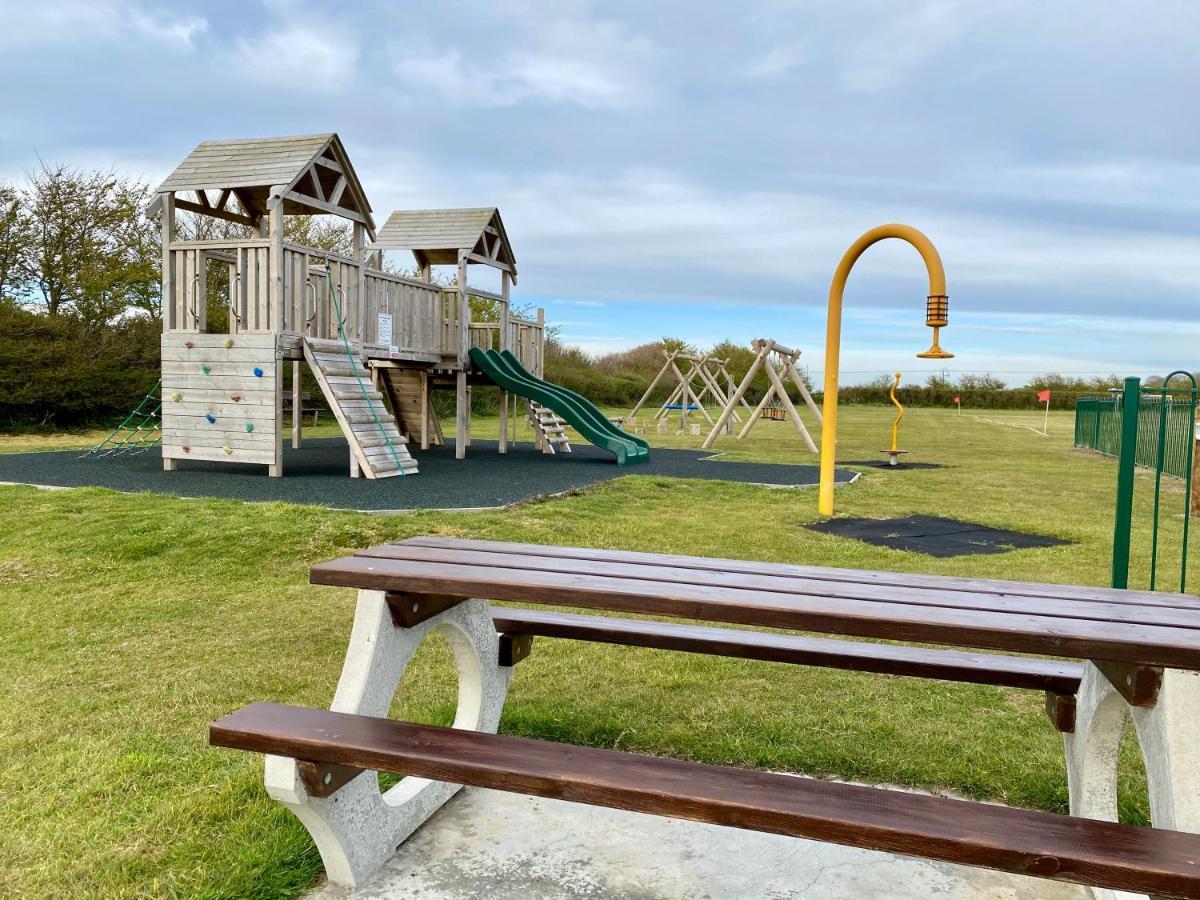 Seaview Self-Catering Coastal Bungalow In Rural West Wight Freshwater Exteriör bild